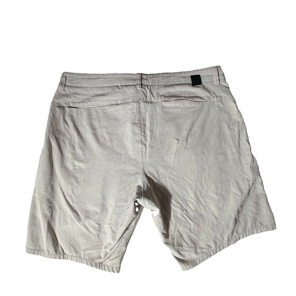 Vuori Aim Performance Logo Men's Shorts sz 34 Lightweight